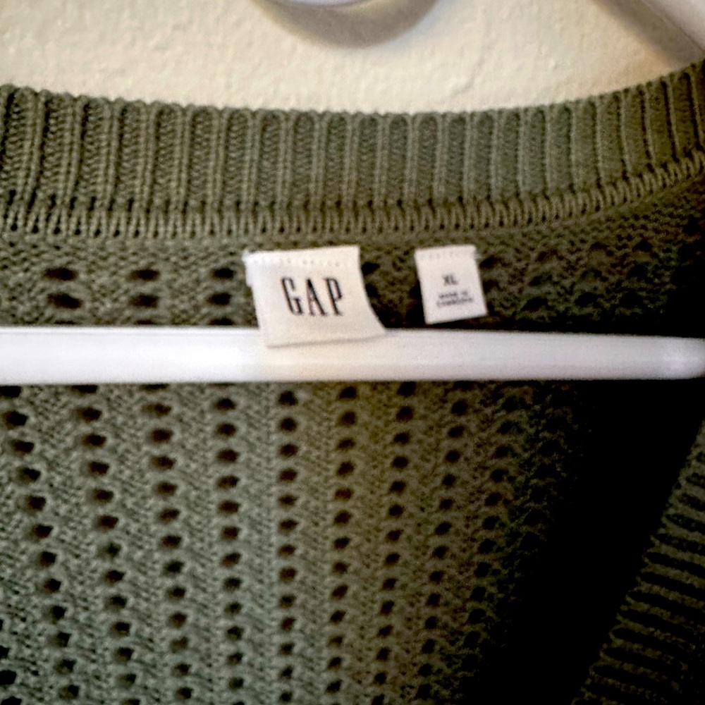 Gap sweater